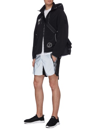 模特儿示范图 - 点击放大 - BLACKBARRETT - 拼接设计反光跑步短裤