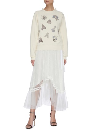 模特儿示范图 - 点击放大 - NEEDLE & THREAD - MERRY BEE珠饰仿水晶蜜蜂造型点缀褶裥纯棉卫衣