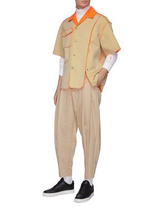 模特儿示范图 - 点击放大 - FENG CHEN WANG - 两面穿拼色须边开衩前襟混棉短袖混衬衫