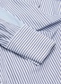 细节 - 点击放大 - 3.1 PHILLIP LIM - 后腰带褶裥搭叠开衩条纹纯棉衬衫式连衣裙