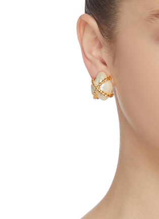 模特儿示范图 - 点击放大 - KENNETH JAY LANE - X不规则人造珍珠交叉造型金属夹耳耳环