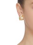 模特儿示范图 - 点击放大 - KENNETH JAY LANE - X不规则人造珍珠交叉造型金属夹耳耳环