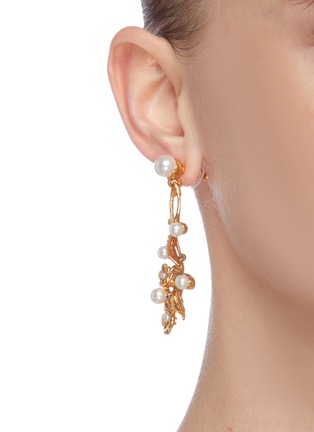 模特儿示范图 - 点击放大 - OSCAR DE LA RENTA - 人造珍珠点缀花卉造型金属耳环