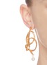 模特儿示范图 - 点击放大 - OSCAR DE LA RENTA - 人造珍珠点缀链条造型金属耳环