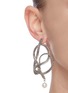 模特儿示范图 - 点击放大 - OSCAR DE LA RENTA - 人造珍珠点缀链条造型耳环