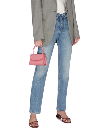 模特儿示范图 - 点击放大 - BY FAR - Mini patent leather top handle tote