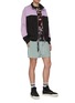 模特儿示范图 - 点击放大 - DANIEL PATRICK - VENICE抽绳裤腰拼色侧条纹品牌标志徽章短裤