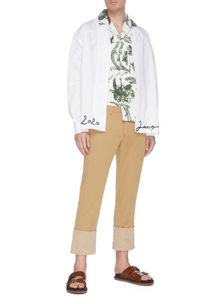 模特儿示范图 - 点击放大 - JACQUEMUS - LA CHEMISE COUP DE SOLEIL手写英文字纯棉衬衫