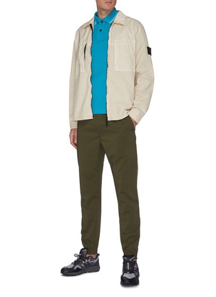 模特儿示范图 - 点击放大 - STONE ISLAND - LOGO徽章拼色条纹棉质polo衫