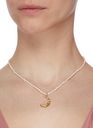 模特儿示范图 - 点击放大 - HERMINA ATHENS - Mellies珍珠弯月造型皱感金属吊坠项链