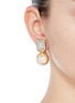 模特儿示范图 - 点击放大 - MIRIAM HASKELL - 仿水晶巴洛克珍珠夹耳式耳环