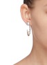 模特儿示范图 - 点击放大 - JOOMI LIM - 仿水晶人造珍珠金属半圆环造型耳环