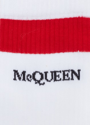 细节 - 点击放大 - ALEXANDER MCQUEEN - 拼色品牌名称混棉针织袜