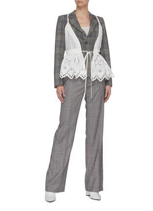 模特儿示范图 - 点击放大 - JONATHAN LIANG - 镂空花卉系带吊带上衣及拼色条纹西服外套两件套