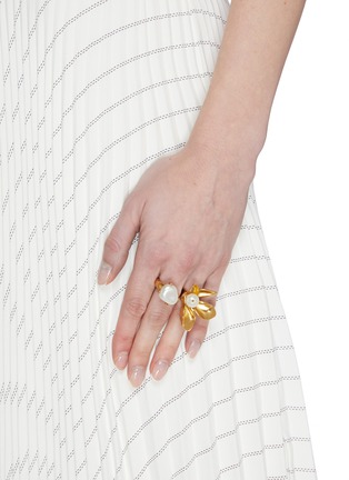 模特儿示范图 - 点击放大 - OSCAR DE LA RENTA - 人造珍珠花卉造型金属戒指
