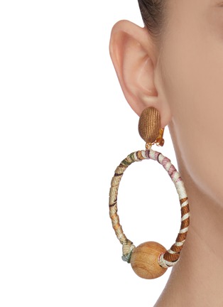 模特儿示范图 - 点击放大 - OSCAR DE LA RENTA - 木珠点缀拼色织带圆环吊坠夹耳耳环