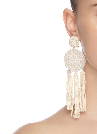 模特儿示范图 - 点击放大 - OSCAR DE LA RENTA - 人造珍珠及珠饰点缀流苏吊坠耳环