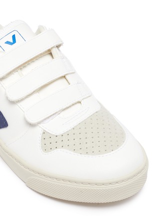 细节 - 点击放大 - VEJA - V-10儿童款魔术贴搭带拼接设计V字拼贴真皮运动鞋