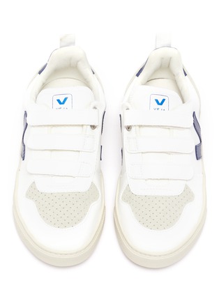 模特儿示范图 - 点击放大 - VEJA - V-10儿童款魔术贴搭带拼接设计V字拼贴真皮运动鞋