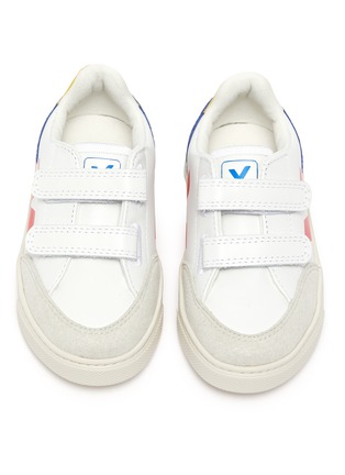 模特儿示范图 - 点击放大 - VEJA - V-12幼儿款魔术贴搭带拼接设计V字图案真皮运动鞋