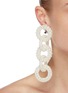 模特儿示范图 - 点击放大 - LAURENCE & CHICO - 链条造型人造珍珠吊坠夹耳耳环