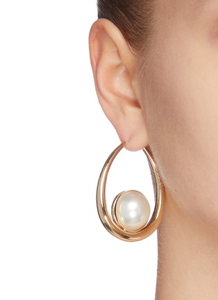 模特儿示范图 - 点击放大 - ANTON HEUNIS - 人造珍珠点缀椭圆形金属耳环