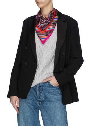 模特儿示范图 - 点击放大 - FRANCO FERRARI - TWILL SETA拼色条纹真丝围巾