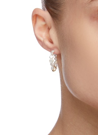 模特儿示范图 - 点击放大 - HOLLY RYAN - 珍珠点缀圆环造型9k金吊坠耳环