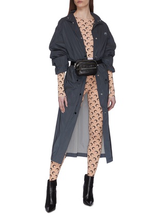 模特儿示范图 - 点击放大 - MARINE SERRE - 弯月几何图案反光翻盖口袋连帽雨衣