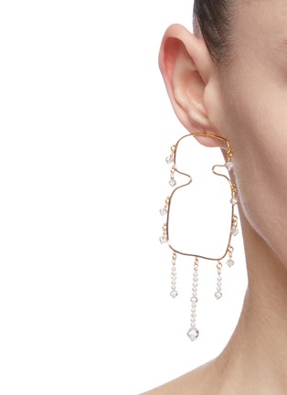 模特儿示范图 - 点击放大 - MING YU WANG - Verge淡水珍珠仿水晶点缀几何18k镀金黄铜吊坠耳环