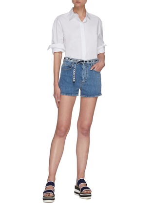 模特儿示范图 - 点击放大 - STELLA MCCARTNEY - 拼色logo腰带水洗棉质牛仔短裤