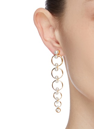 模特儿示范图 - 点击放大 - INSANE - 人造珍珠串连圆环镀18k金纯银吊坠耳环