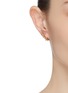 模特儿示范图 - 点击放大 - INSANE - 针刺造型镀18k金及白金纯银单只耳环