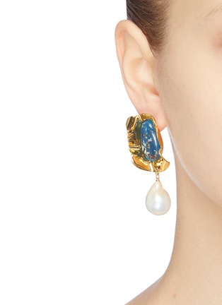 模特儿示范图 - 点击放大 - EJING ZHANG - SABRA树脂淡水珍珠镀18k金纯银吊坠耳环
