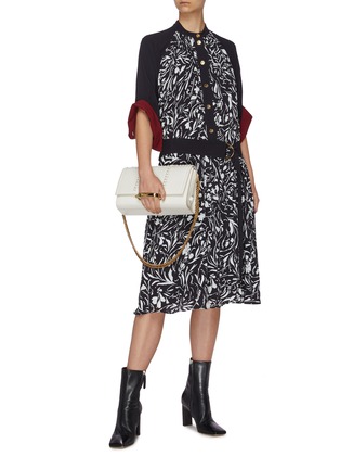 模特示范图 - 点击放大 - PROENZA SCHOULER - 腰带花卉印花衬衫式连衣裙