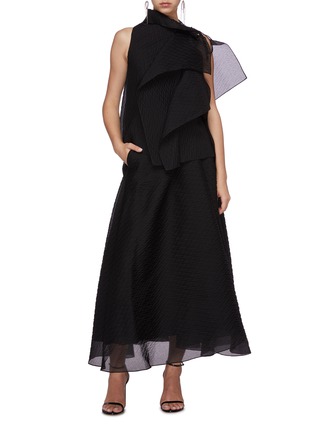 模特示范图 - 点击放大 - ROLAND MOURET - MULLIGAN几何纹理褶裥混丝欧根纱半裙