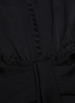细节 - 点击放大 - SIMKHAI - ANNALISE V领垂坠布饰褶裥缎面连衣裙