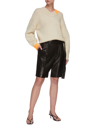 模特儿示范图 - 点击放大 - HELMUT LANG - 仿包裹式腰带褶裥小羊皮短裤