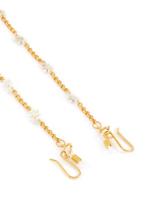 细节 - 点击放大 - LELE SADOUGHI - 睡莲造型人造珍珠母贝14k镀金金属眼镜链条