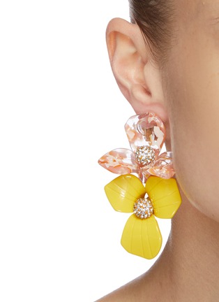 模特儿示范图 - 点击放大 - LELE SADOUGHI - TRILLIUM BOUQUET仿水晶点缀花卉造型夹耳耳环