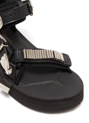 细节 - 点击放大 - SUICOKE - x Toga 'Depa' double strap metal embellished sandals