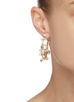 模特儿示范图 - 点击放大 - JOANNA LAURA CONSTANTINE - Twisted wire pearl hoop earrings