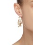 模特儿示范图 - 点击放大 - JOANNA LAURA CONSTANTINE - Twisted wire pearl hoop earrings
