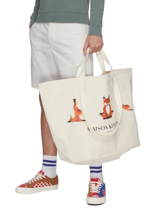 模特儿示范图 - 点击放大 - MAISON KITSUNÉ - 瑜伽狐狸图案纯棉帆布托特包