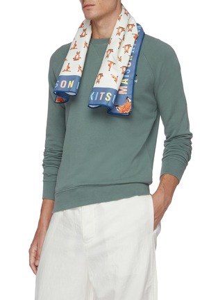 模特儿示范图 - 点击放大 - MAISON KITSUNÉ - 品牌名称拼色围边瑜伽狐狸图案毛巾