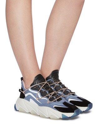 模特儿示范图 - 点击放大 - ASH - EXTRA拼接设计几何线条厚底运动鞋