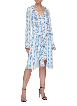 模特示范图 - 点击放大 - HELLESSY - TROMPE L'OEILV领系带拼色几何图案衬衫式连衣裙