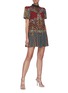 模特示范图 - 点击放大 - ALICE + OLIVIA - 泡泡袖复古花卉图案褶裥连衣裙