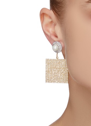 模特儿示范图 - 点击放大 - VENNA - 仿水晶人造珍珠点缀方形金属吊坠耳环