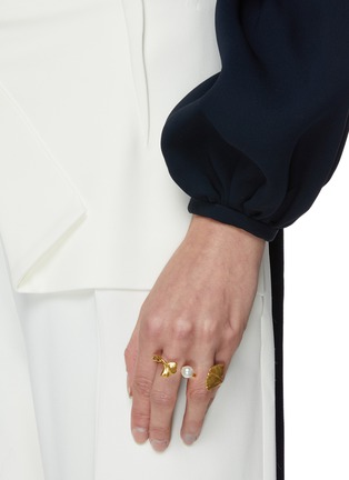 模特儿示范图 - 点击放大 - OSCAR DE LA RENTA - 人造珍珠点缀银杏造型镀金金属双指戒指